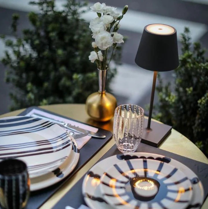 Lampada LED senza fili ricaricabile: eleganza e libertà di illuminazione!