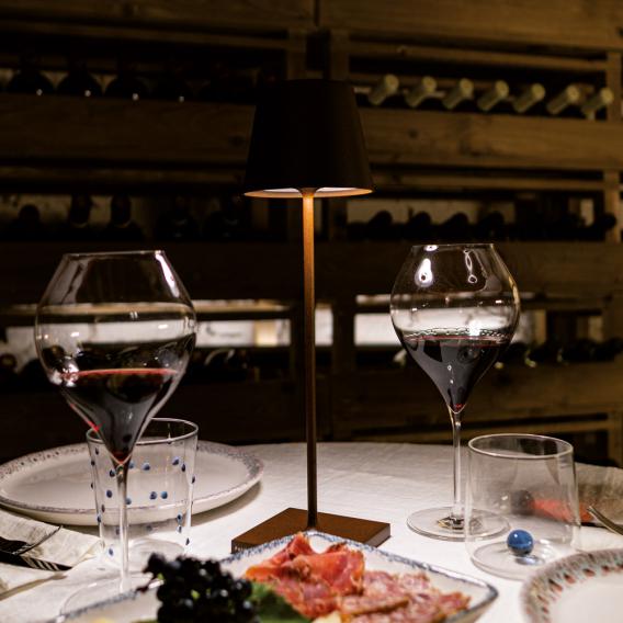 Lampada LED senza fili ricaricabile: eleganza e libertà di illuminazione!